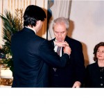 1992 Ministero della Cultura a Parigi , Antonioni insignito della medaglia di Chevalier de la Légion d'Honneur da Philippe Douste-Blazy foto di Michel Giniès