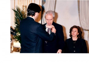 1992 Ministero della Cultura a Parigi , Antonioni insignito della medaglia di Chevalier de la Légion d'Honneur da Philippe Douste-Blazy foto di Michel Giniès