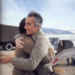 Antonioni nella Valle della morte. Appena sceso dall’aereo in avaria, emozionato abbraccia un collaboratore, durante le riprese di Zabriskie Point