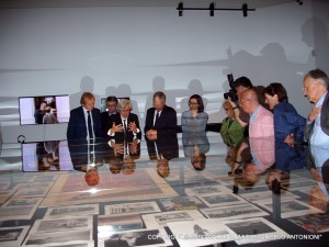 Il Curatore della mostra Dominique Païni illustra il materiale esposto alle autorità presenti all'inaugurazione.