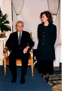 Nel 1992 Antonioni riceve da Jack Lang , ministro della Cultura, al Museo del Louvre la più alta onorificenza francese.