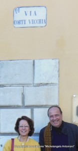 FRANCISCO FOOT HARDMAN durante una sua recente visita a Ferrara, vicino all'ultima casa abitata da Michelangelo Antonioni nella sua città natale.