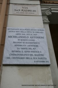 La targa sulla casa abitata da Michelangelo Antonioni in gioventù.