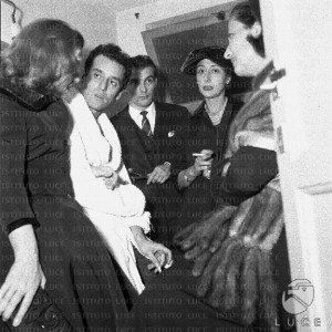 Giancarlo Sbragia, in accappatoio, fuori del camerino, con lui ci sono Giorgio Albertazzi, Lilla Brignone e altre persone