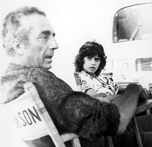Michelangelo Antonioni con Maria Schneider sul set di Professione reporter 1975
