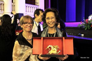 Il fotografo M. Cristina Coreggioli con E. Antonioni, dopo la premiazione.