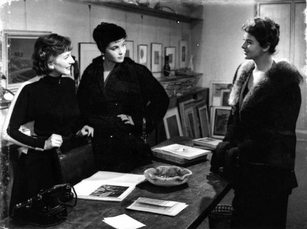 Scena del film "Le amiche" - Regia Michelangelo Antonioni - 1955 - Le attrici Valentina Cortese, Anna Maria Pancani ed Eleonora Rossi Drago